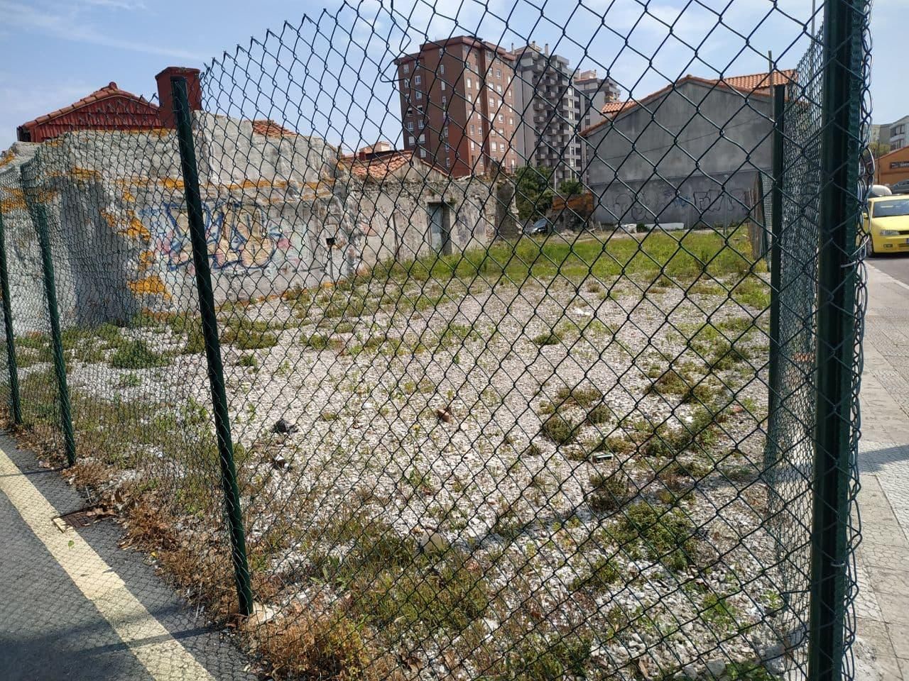 Solar vacío tras un derribo en barrio de El Pilón.