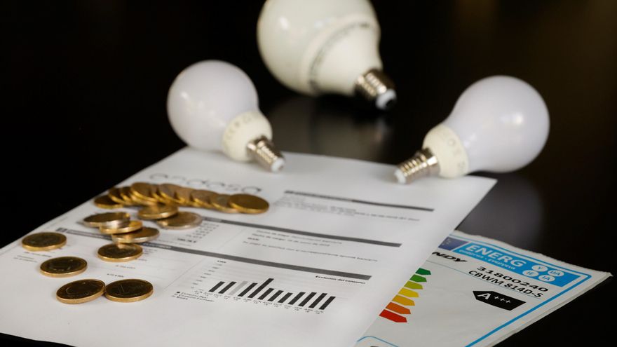 El precio de la luz sube este miércoles un 14 % y vuelve a rondar máximos EFE/JUAN CARLOS HIDALGO/Archivo