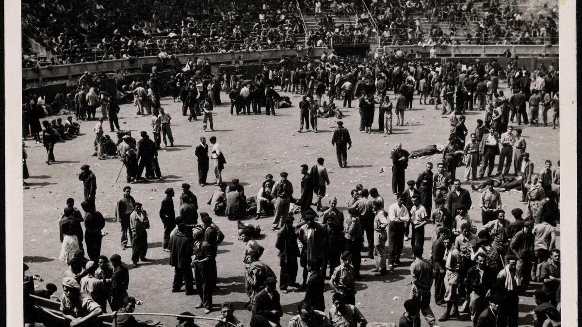 FOTOGALERÍA | Prisioneros concentrados en la Plaza de Toros y evacuación de refugiados