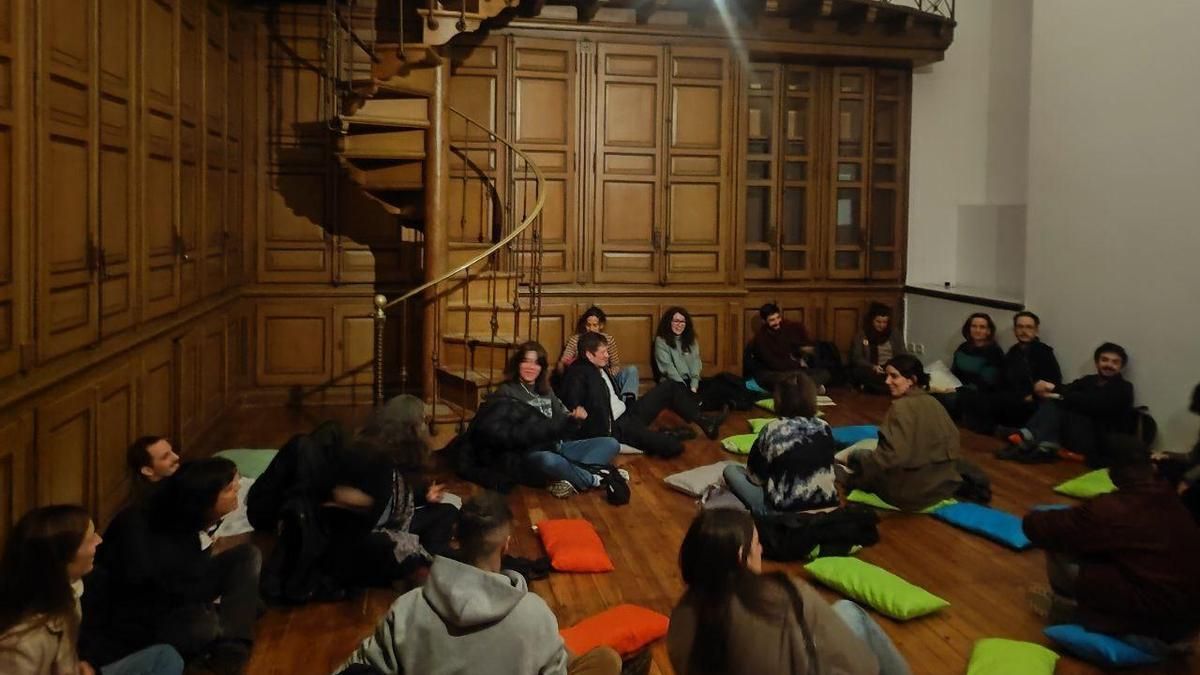 La última estancia de 'Siesta en el museo', con Sergi Casero (tumbado a la izquierda de la imagen) y el resto de participantes compartiendo sus impresiones y recostándose después del curioso itinerario.