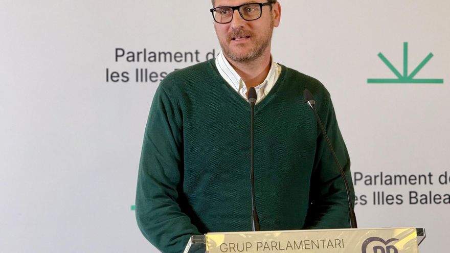 Archivo - El portavoz del PP en el Parlament, Sebastià Sagreras, en rueda de prensa.