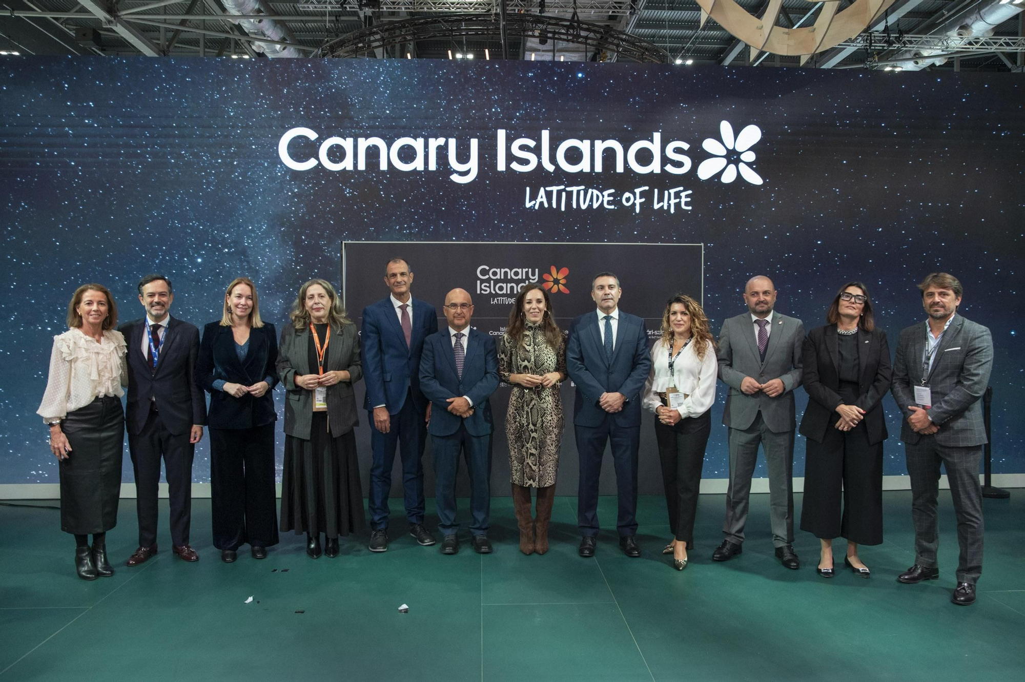 La delegación de la Consejería de Turismo y Empleo del Gobierno de Canarias en la World Travel Market (WTM), donde este martes la consejera del árena, Jéssica de León, inauguró oficialmente el stand de las Islas Canarias.