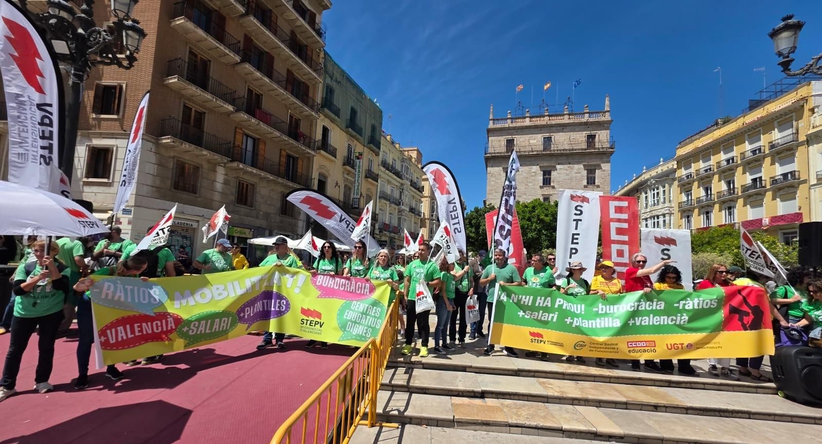 Miles de docentes se manifiestan en València en el primer día de huelga indefinida