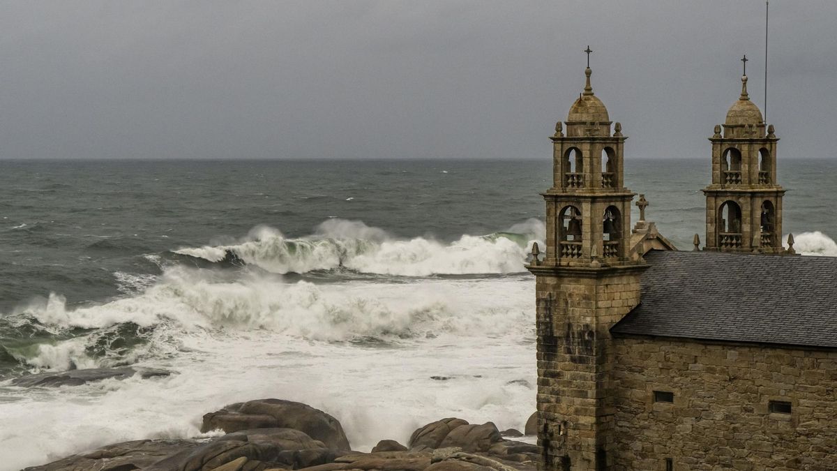 Olas en Muxía (A Coruña), junto al Santuario da Virxe da Barca