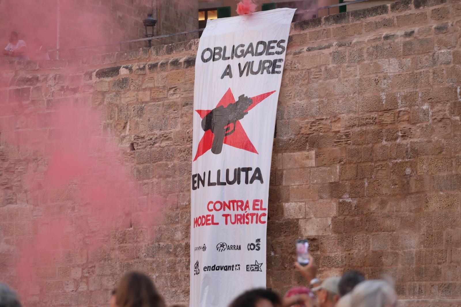 Una de les pancartes desplegades durant la protesta: 'Obligades a viure en lluita contra el model turístic'