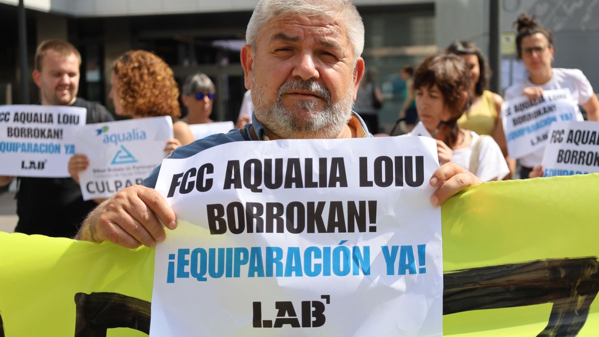 Un trabajador con un cartel exigiendo la equiparación salarial.