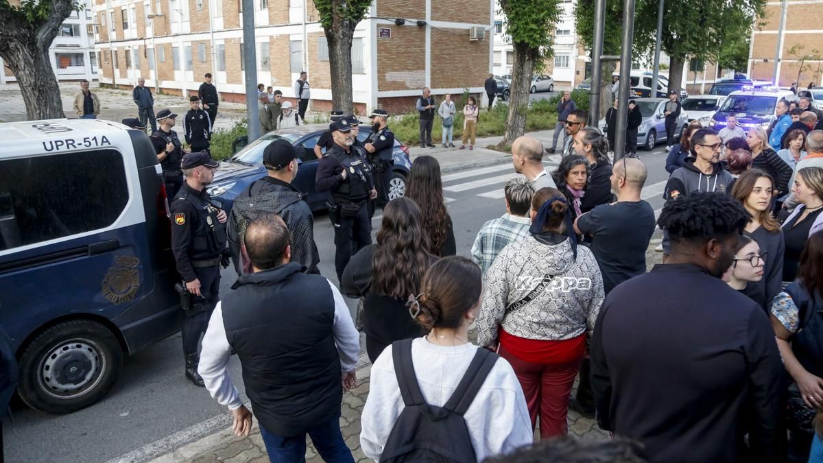Momento en el que confluyen el traslado del presunto asesino de Tulia y la concentración por su asesinato el pasado 13 de abril
