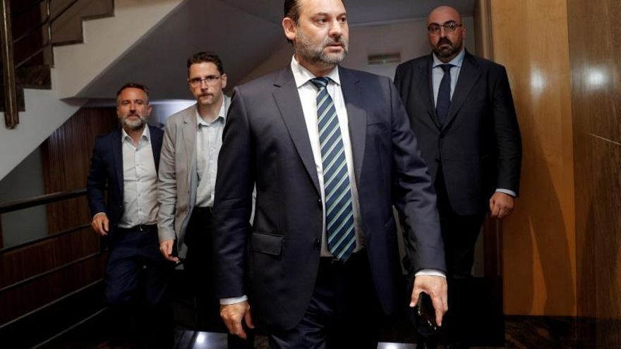 El secretario de Organización del PSOE y ministro de Fomento en funciones, José Luis Ábalos, a su llegada a la reunión del secretario general del PSOE y presidente del Gobierno en funciones, Pedro Sánchez, con la vicepresidenta del Gobierno valenciano, Mónica Oltra, y el diputado de Compromís en el Congreso, Joan Baldoví, en una nueva de ronda de contactos con partidos políticos para intentar lograr su investidura.