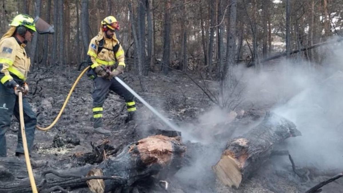 Efectivos del Plan INFOCAM continuaban este viernes refrescando puntos calientes en el incendio de La Mierla, que sigue activo y en nivel 1