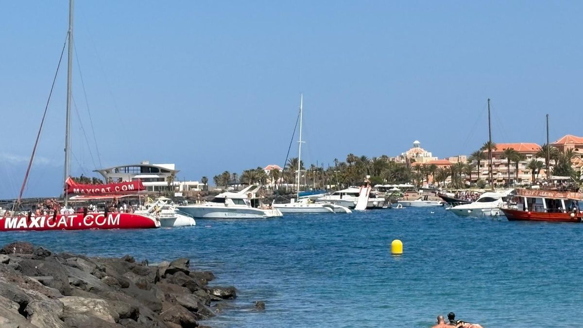Arona exige a la Autoridad Portuaria medidas urgentes ante el fondeo "masivo" en la playa de Las Vistas