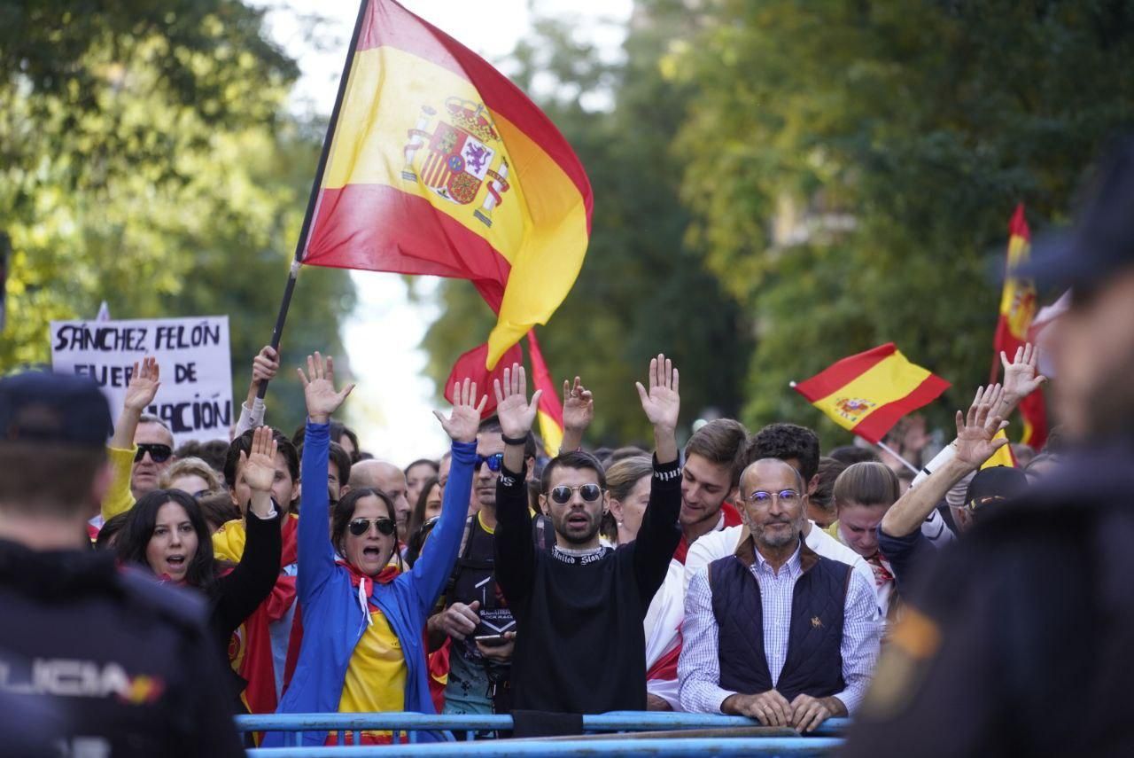 Manifestantes que han acudido a la sede del PSOE en Ferraz en la decimoprimera tarde de protesas consecutiva.