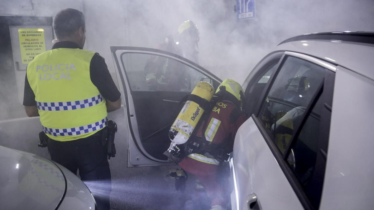 Bomberos y Policía Local en el simulacro de accidente en el túnel de los omeyas