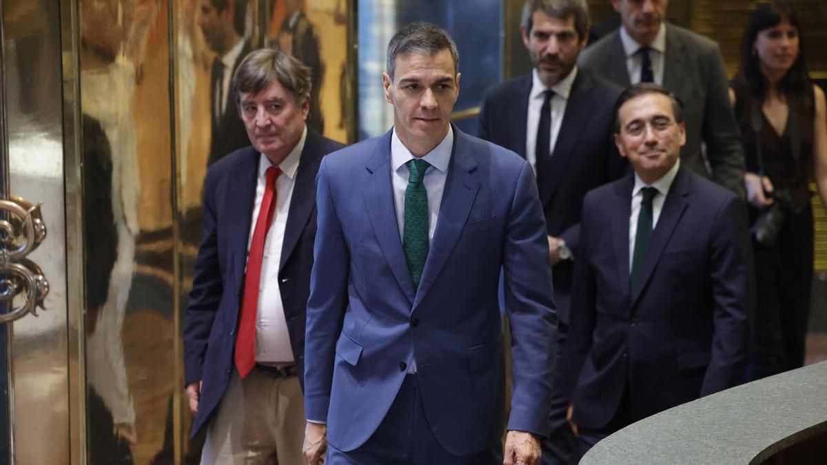 El presidente del Gobierno, Pedro Sánchez (c), junto a los ministros de Cultura, Ernest Urtasun (2d), y Asuntos Exteriores, Unión Europea y Cooperación, José Manuel Albares (d), y el director del Instituto Cervantes, Luis García Montero (i) a su llegada a la presentación del Plan Nacional de Acción Cultural en el Exterior, este viernes en  el Instituto Cervantes, en Madrid. EFE/ Zipi Aragon