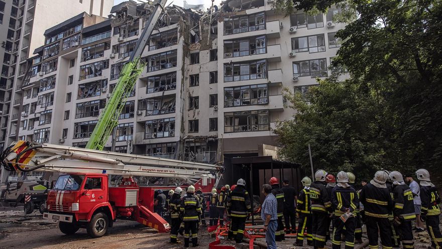Bomberos, frente a un edificio residencial dañado tras los ataques aéreos rusos en el distrito Shevchenkivskiy en Kiev