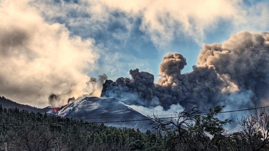 Aparecen nuevos centros emisores en el cono del volcán y forman más coladas