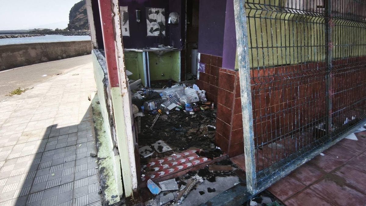 Una plataforma advierte que la basura acumulada en la antigua Cofradía de Pescadores de San Andrés puede acabar en el mar