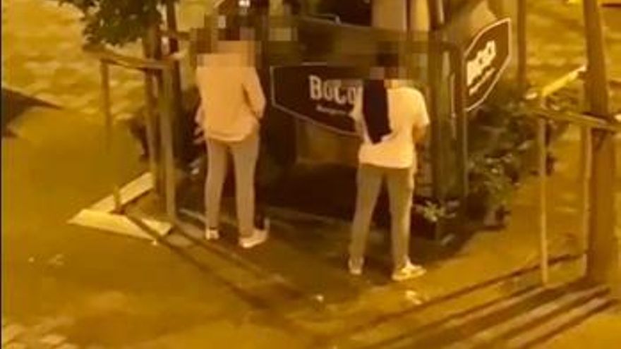 La Calle Bretón se convierte en un urinario público de madrugada