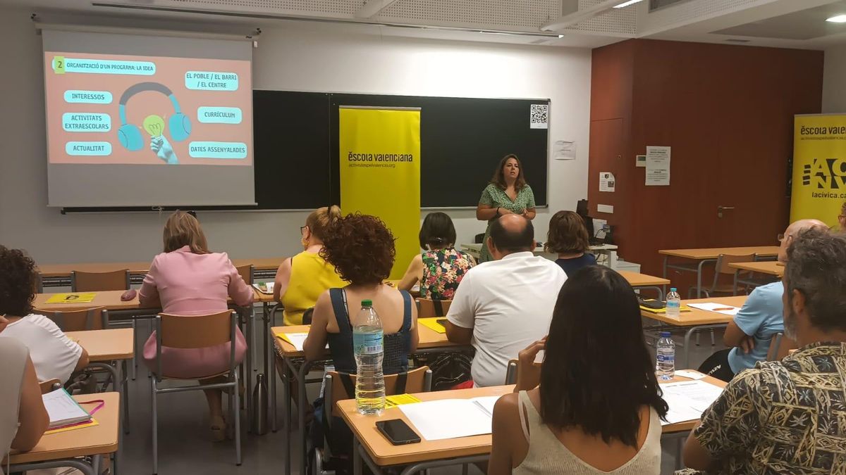 Escola Valenciana i la Universitat d’Alacant impulsen la ràdio en valencià com a ferramenta educativa