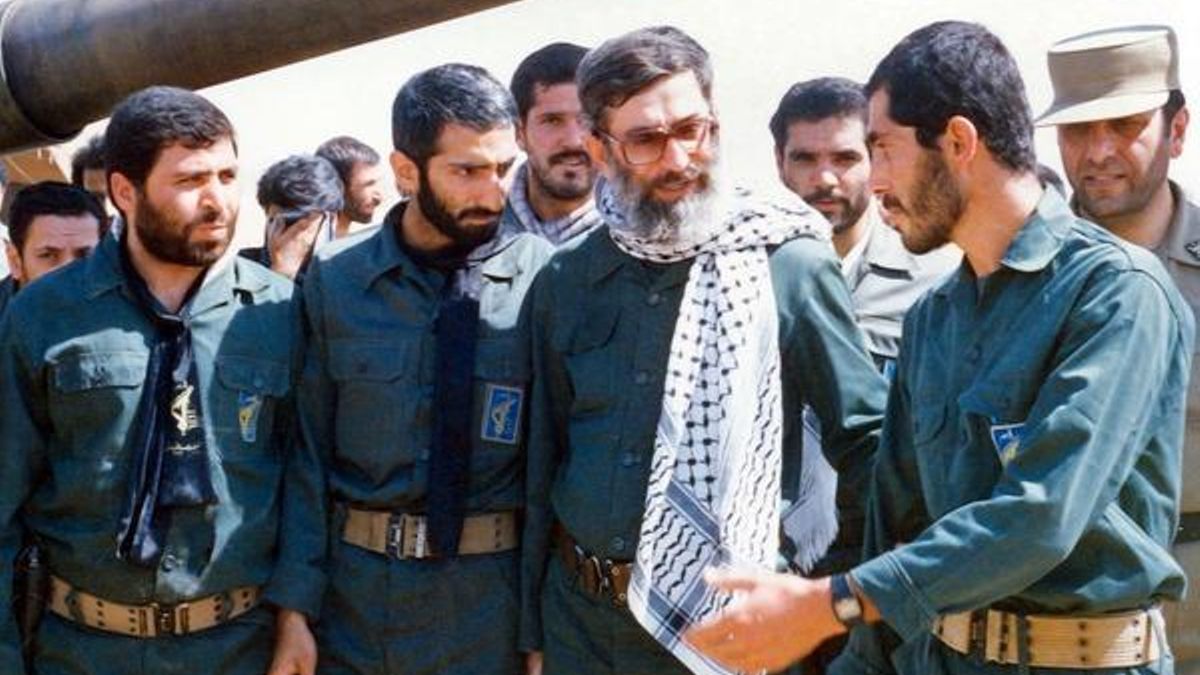 Jamenei en 1988 como presidente durante una visita a una unidad militar en Ashura, Irán.