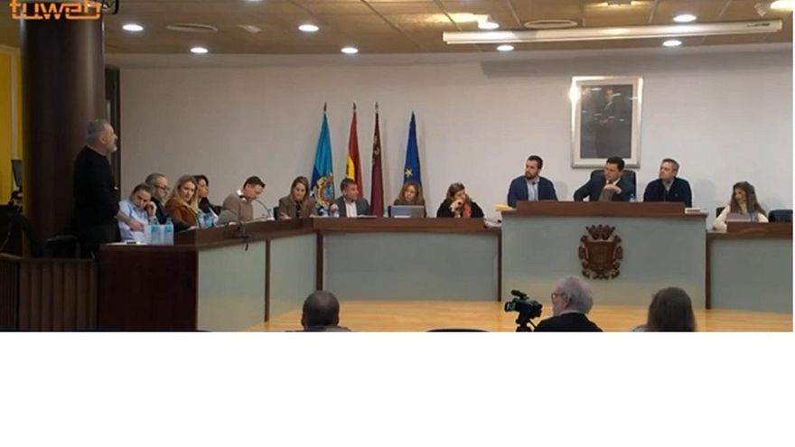El alcalde del PP en San Javier expulsa a un edil de Podemos de un pleno y le acusa de usar su cáncer de forma "vomitiva"