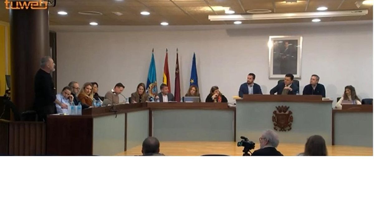 El alcalde de San Javier (PP) expulsa a un edil de Podemos de un pleno y le acusa de usar su cáncer de forma "vomitiva"