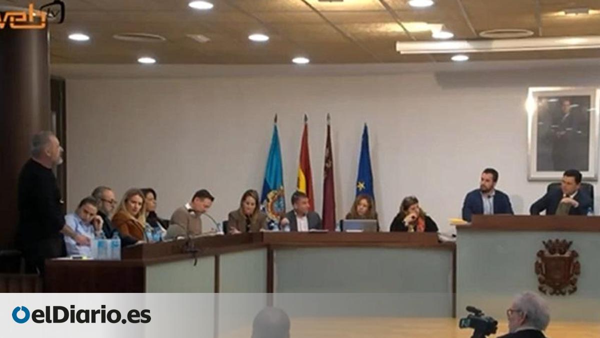 El alcalde del PP en San Javier expulsa a un edil de Podemos de un ...