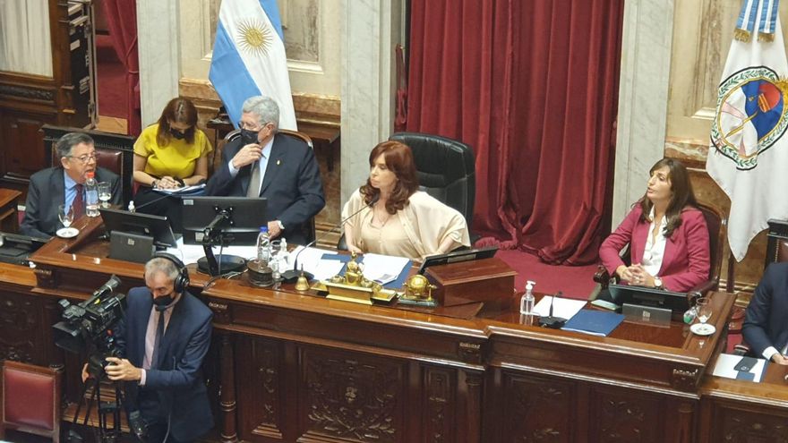 Ni boicotear ni dejar los dedos pegados: la fórmula institucionalista de CFK para el acuerdo con el Fondo