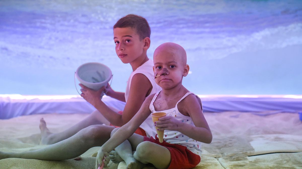 Adrián y su hermana Paula en la 'playa' de Juegaterapia.