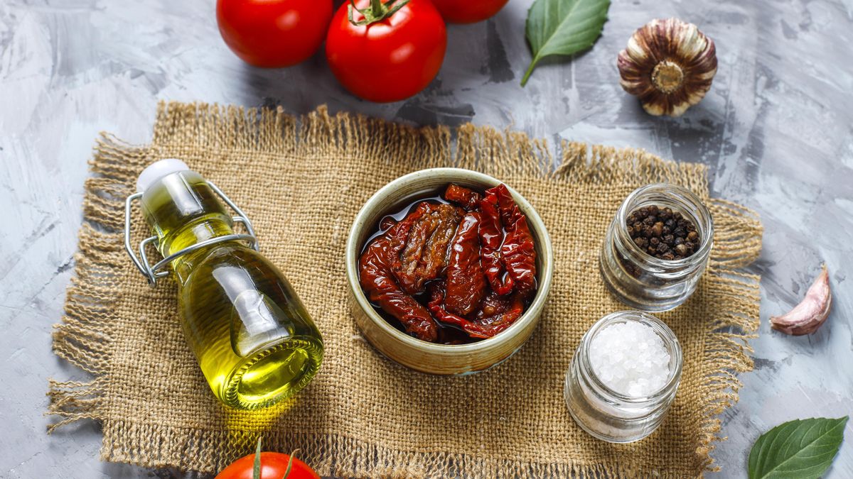 En botes herméticos, y con o sin aceite, podemos conservar los tomates una vez deshidratados