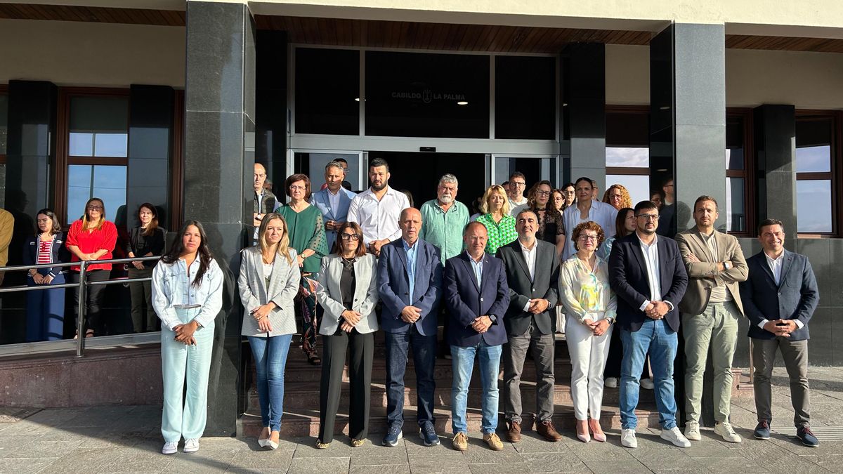 Minuto de silencio en La Palma por las víctimas del trágico vuelco de un cayuco en El Hierro.