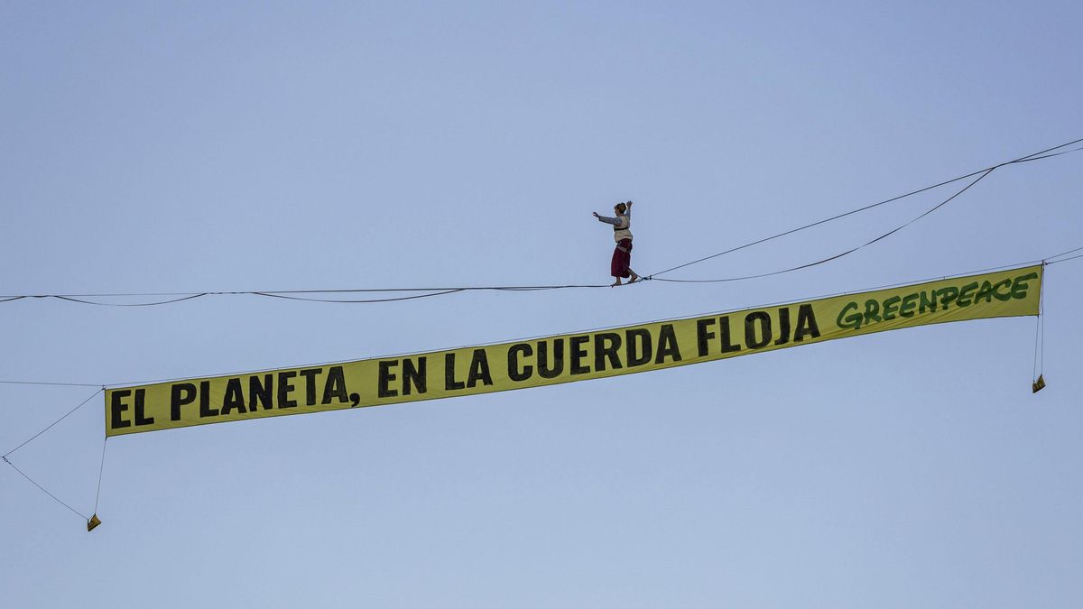 Greenpeace activists walked a 30 meter high ribbon over Madrid's Plaza Espanya.
