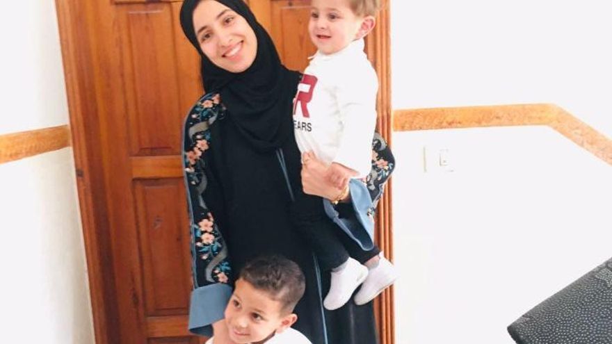 Dina con sus hijos, Abdul y Omar