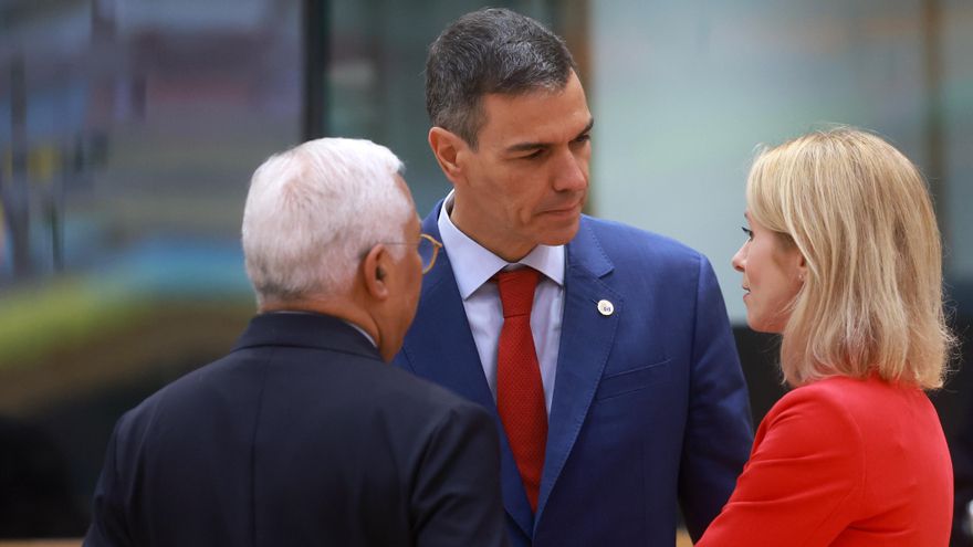 Pedro Sánchez habla con Antonio Costa y Kaja Kallas antes del inicio de la cumbre de líderes de la UE en Bruselas