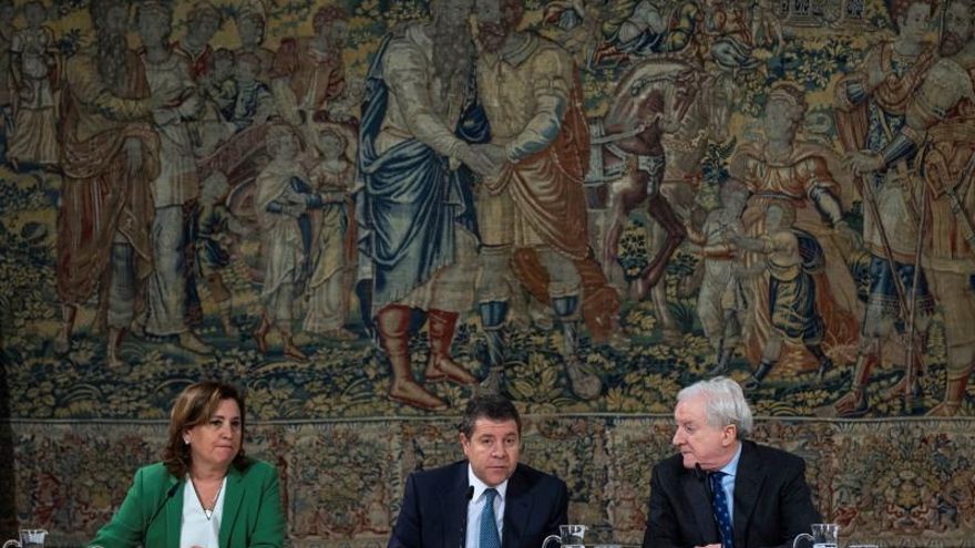 El presidente de Castilla-La Mancha, Emiliano García-Page (c), el vicepresidente de la Fundación VII Centenario de la Catedral de Burgos 2021, Antonio Miguel Méndez Pozo (d) y la consejera de Educación, Cultura y Deporte, Rosa Ana Rodríguez (i) durante la rueda de prensa celebrada este martes en Toledo para informar sobre la celebración de la exposición "Burgos-Toledo. Orígenes de España".