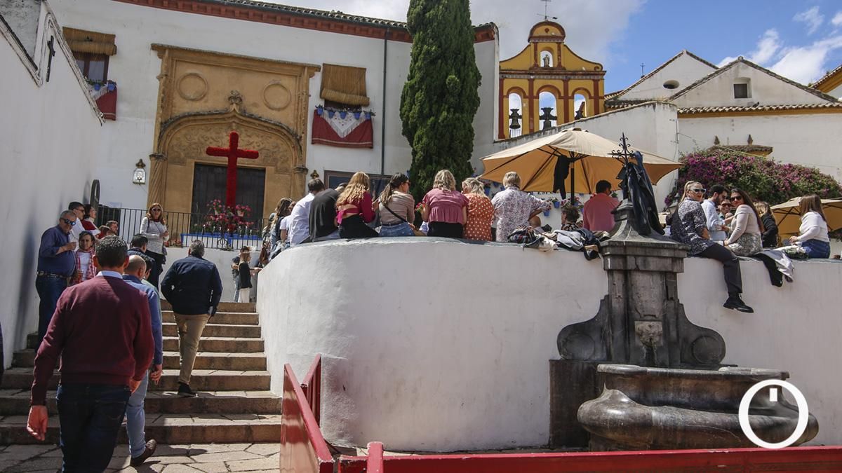 Cruz de mayo de la Hermandad de la Paz en la Cuesta del Bailio