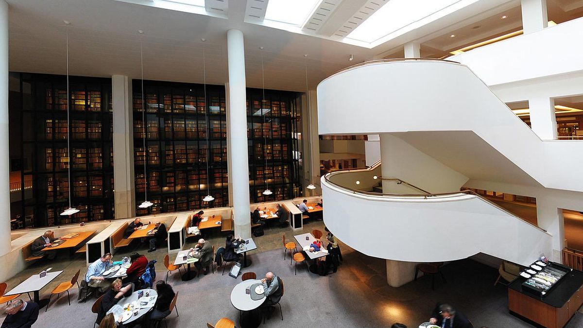 Interior de la Biblioteca Británica, el lugar donde se conserva la mayor parte de la obra del cartógrafo mallorquín; en concreto, casi todos los mapas americanos que dibujó fruto de su viaje con Malaspina.