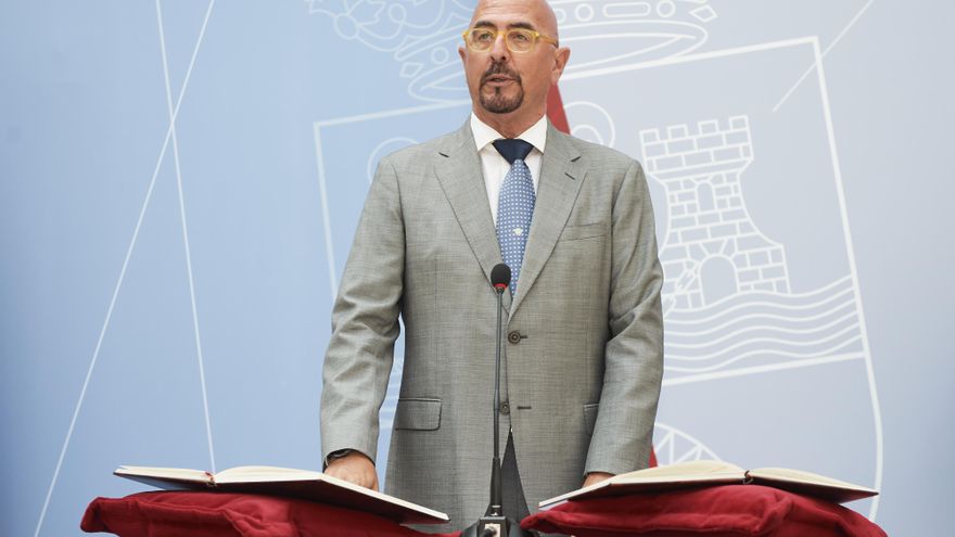 La abstención de Vox y los votos de PSOE y PRC hacen que salga reprobado de la Cámara cántabra el consejero de Salud