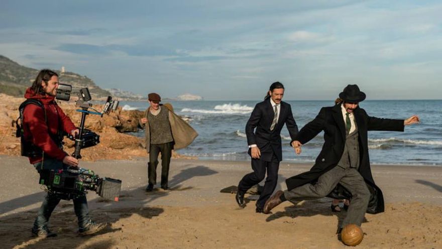 Los protagonistas de 'El Ministerio del Tiempo' juegan al fútbol