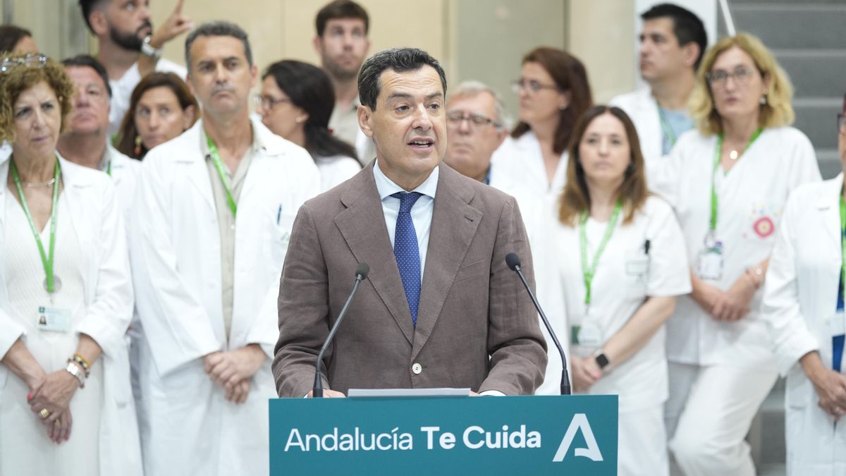 El presidente de la Junta de Andalucía en funciones, Juanma Moreno, interviene en el acto inaugural del Centro de Salud Esperanza de la Yedra de Jerez de la Frontera (Cádiz)
