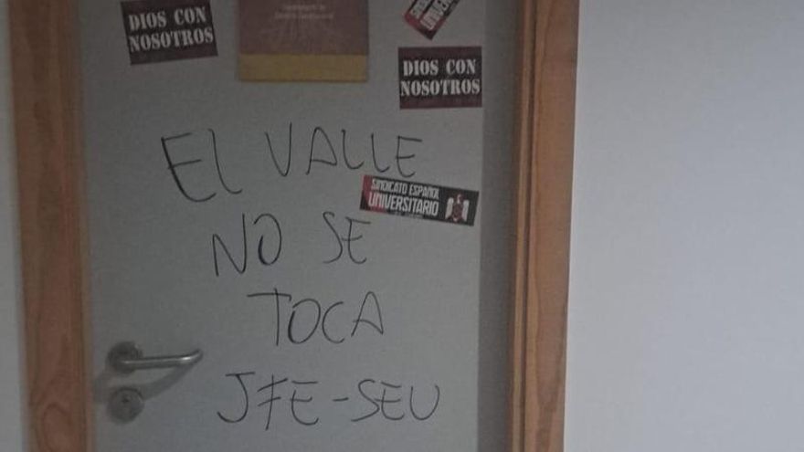 "El Valle no se toca": estudiantes falangistas intimidan y amenazan en la Universidad de Sevilla al profesor Joaquín Urías