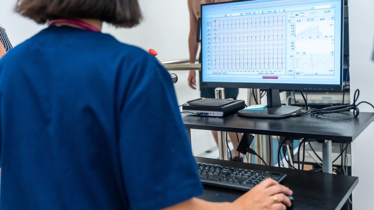 Doctora realizando un electrocardiograma