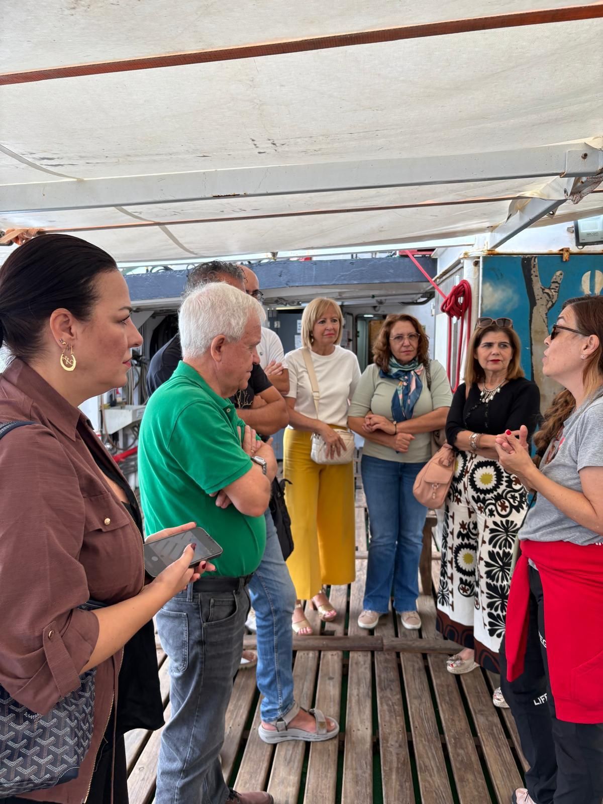 El consejero de Solidaridad Internacional conversa con parte de la tripulación del buque Open Arms este lunes.