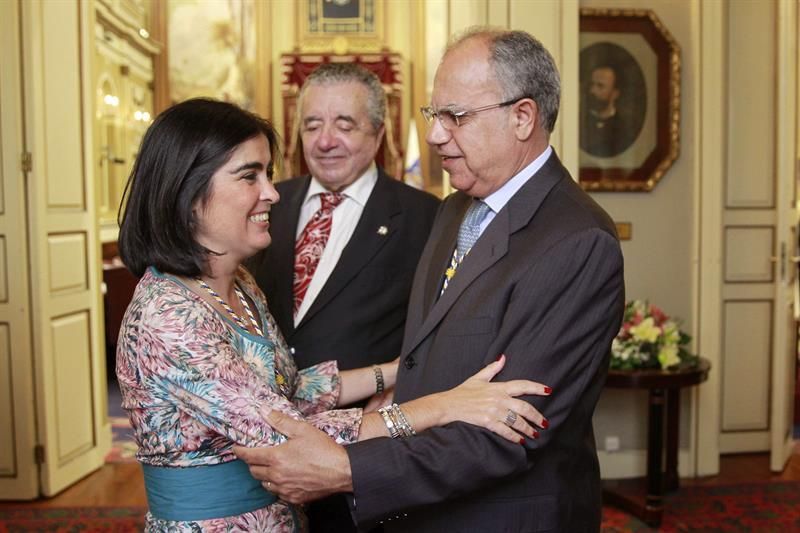 Carolina Darías (i), saluda al diputado Casimiro Curbelo (d), en presencia de Lorenzo Olarte. (Efe).
