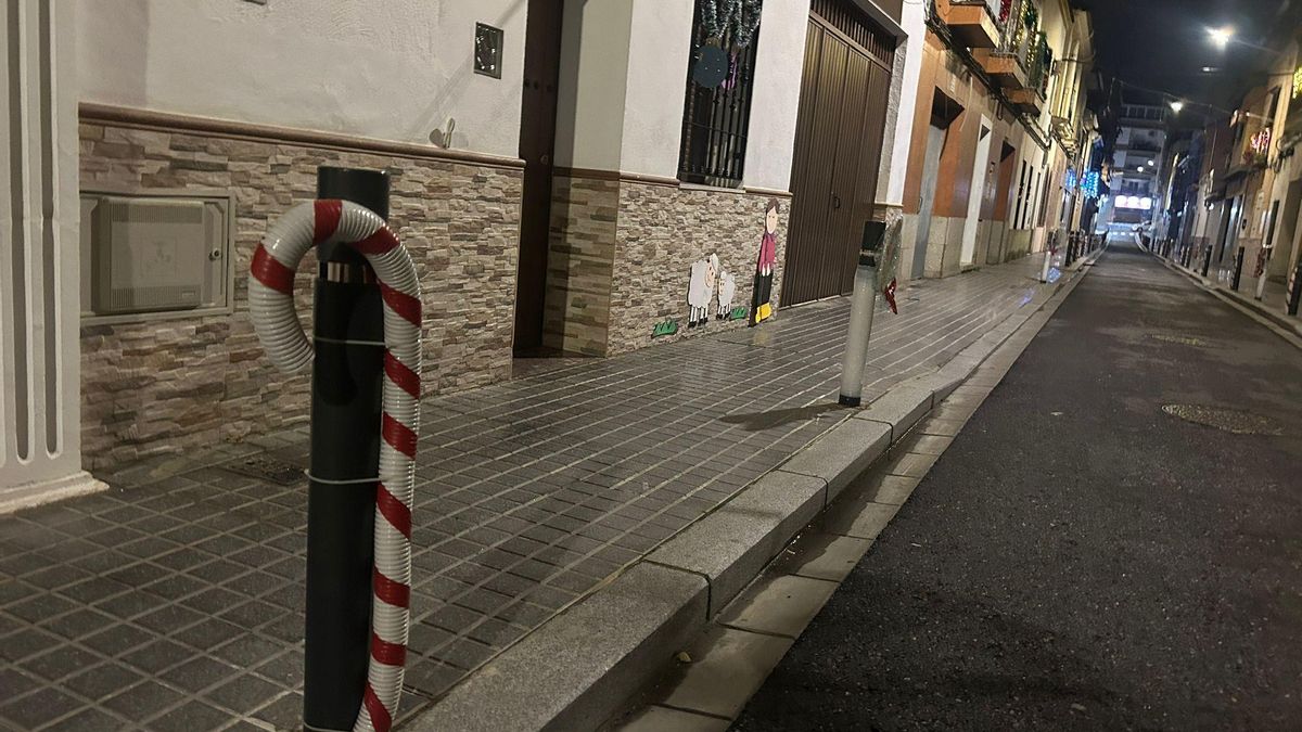 Calle decorada con ambiente navideño