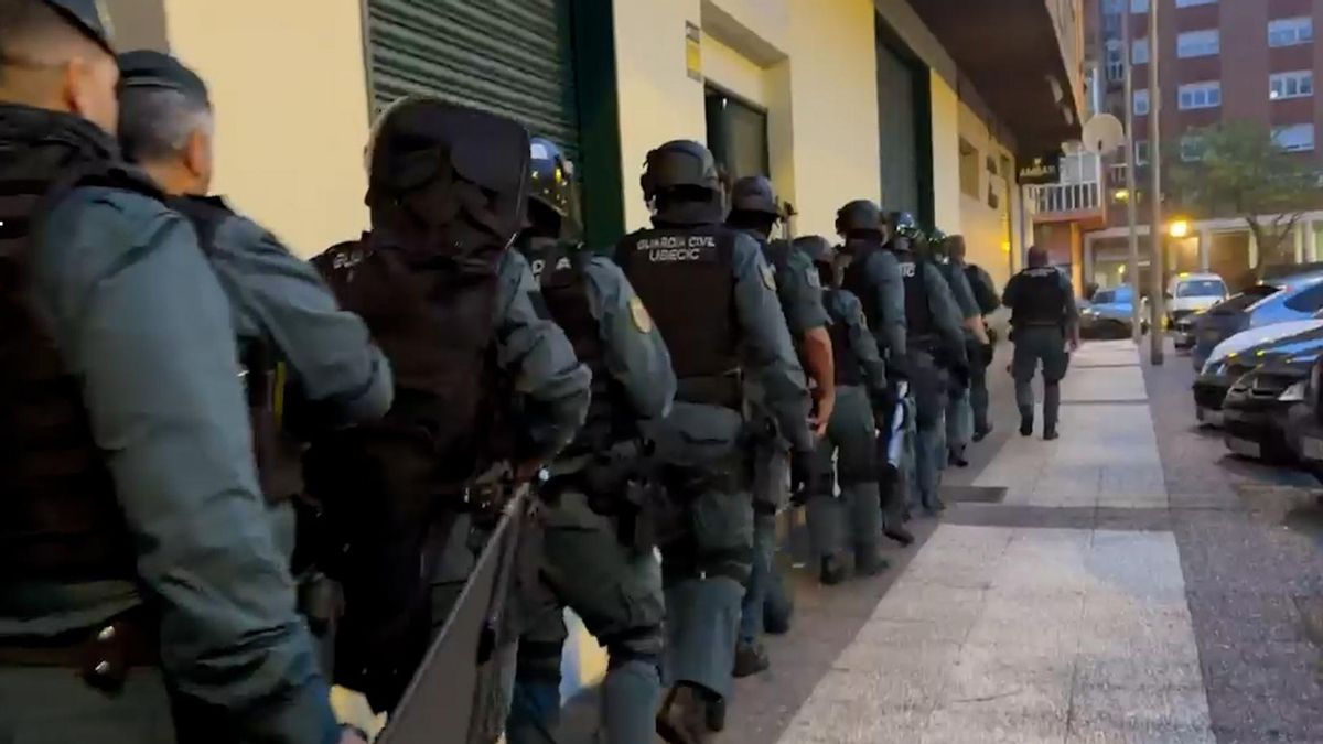 La Guardia Civil detiene a cuatro personas en Euskadi por estafar más de 400.000 euros invertidos en criptoactivos