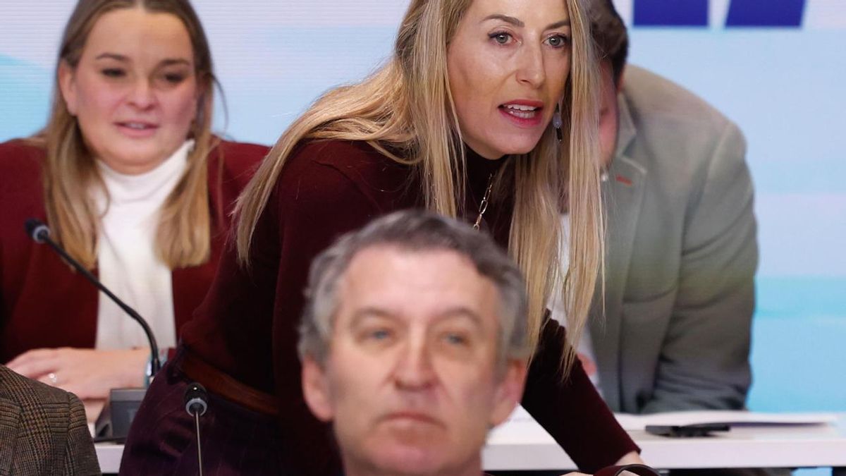 El líder del PP, Alberto Núñez Feijóo, y la presidenta de Extremadura, María Guardiola, al día siguiente de las elecciones autonómicas el pasado 22 de diciembre.