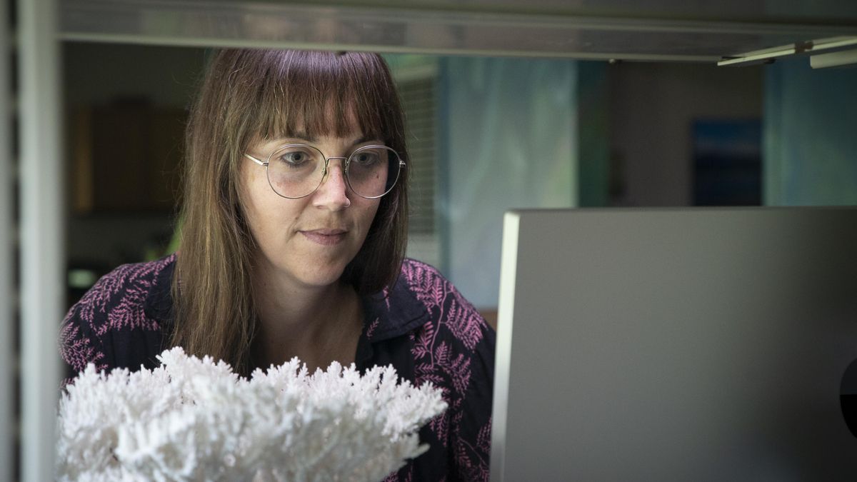 La investigadora Eva Llabrés, líder del projecte 'CoralMath'.