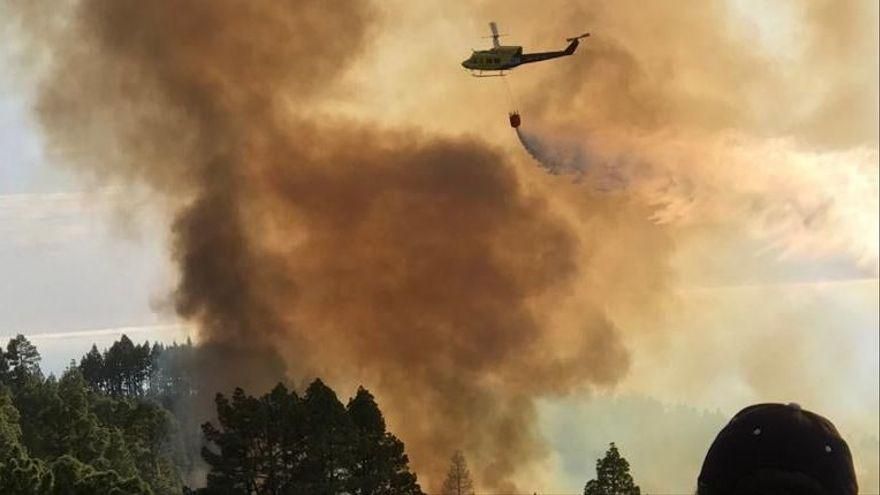 En la imagen, el helicóptero de la BRIF descargando agua sobre el incendio forestal en Garafía