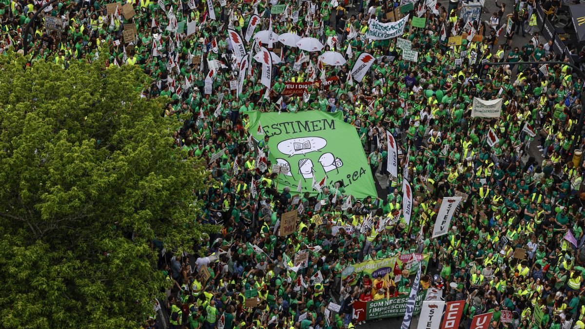 Miles de personas protestan durante una manifestación por la huelga indefinida en la educación pública no universitaria en la Comunitat Valenciana, a 15 de mayo de 2026, en Valencia.