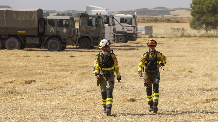 Efectivos del cuerpo de bomberos trabajan en las labores de extinción del incendio forestal declarado el miércoles en Orés, en la comarca zaragozana de las Cinco Villas que ha afectado ya a "bastante más de 4.500 hectáreas", principalmente, de cultivo, matorral bajo y masa forestal, aunque también ha dañado diez viviendas en Asín, uno de los cuatro municipios evacuados por el fuego. EFE/ Toni Galan
